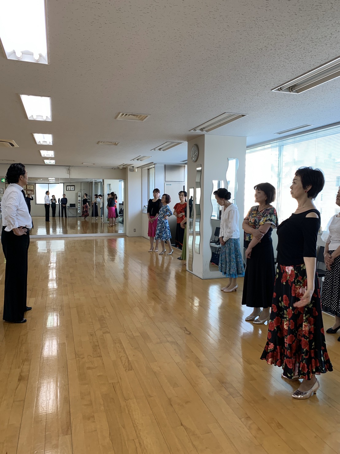 スタジオでの社交ダンスのレッスン風景